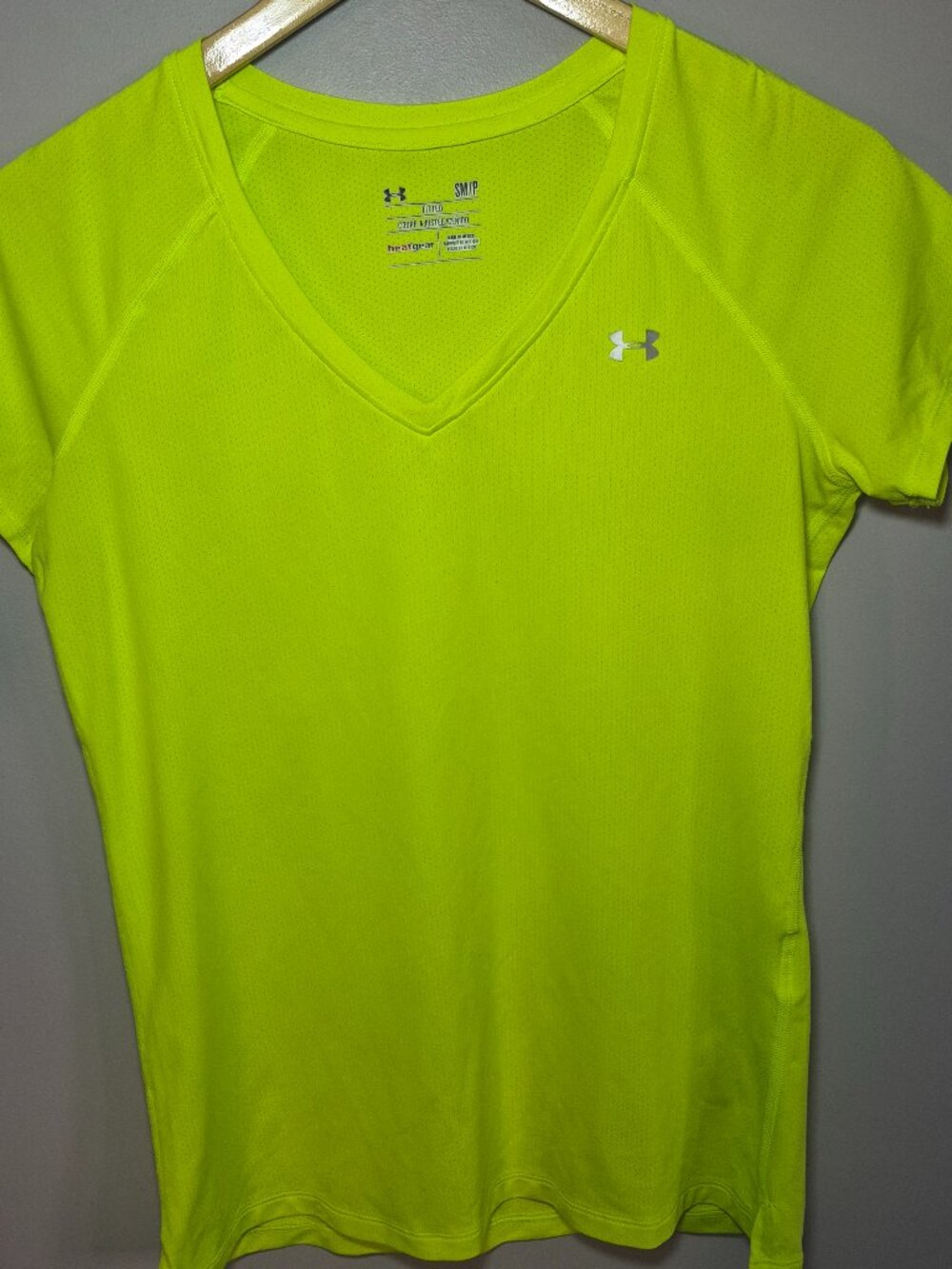 Under Armour HeatGear Shirt Womens Small Neon Yellow V-Neck Athletic Running Top